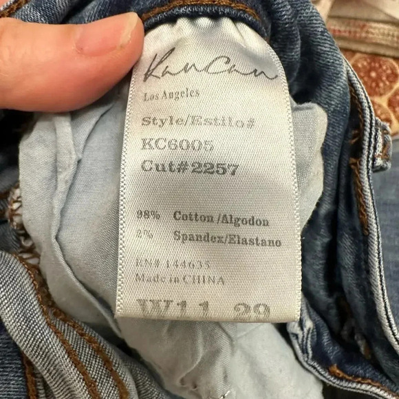 Kancan mid-rise distressed cuffed shorts. Size 11 - Picture 4 of 4